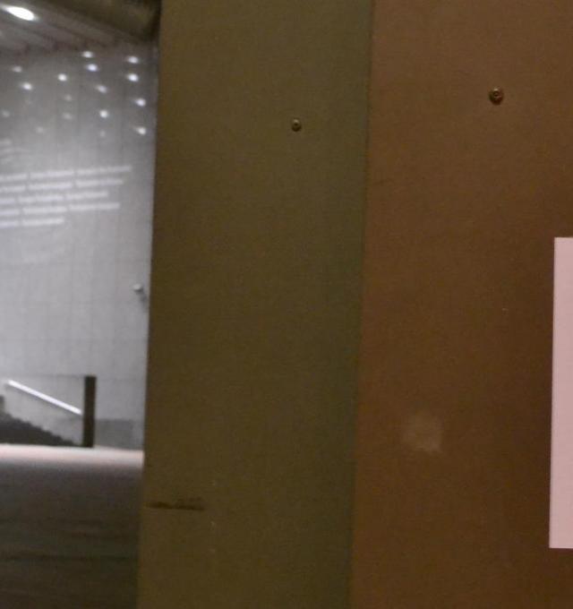 sticker no EU money 4 arms Europees Parlement